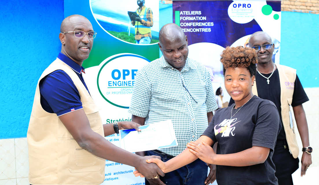 15 jeunes ingénieurs de niveau master et baccalauréat viennent de participer à un atelier de formation sur les stratégies de mise en état des sites d'emprunts de matériaux de construction. Cette activité de deux jours qui a eu lieu à Bujumbura a été organisée par OPRO-Engineering afin de contribuer à la promotion des bonnes pratiques de sauvegarde environnementale et sociale à l'endroit des ingénieurs juniors.